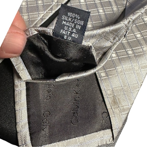 MEN'S CALVIN KLEIN 100% SILK SILVER/GREY W/ BLUE DETAIL TIE (NWT) - Picture 5 of 5